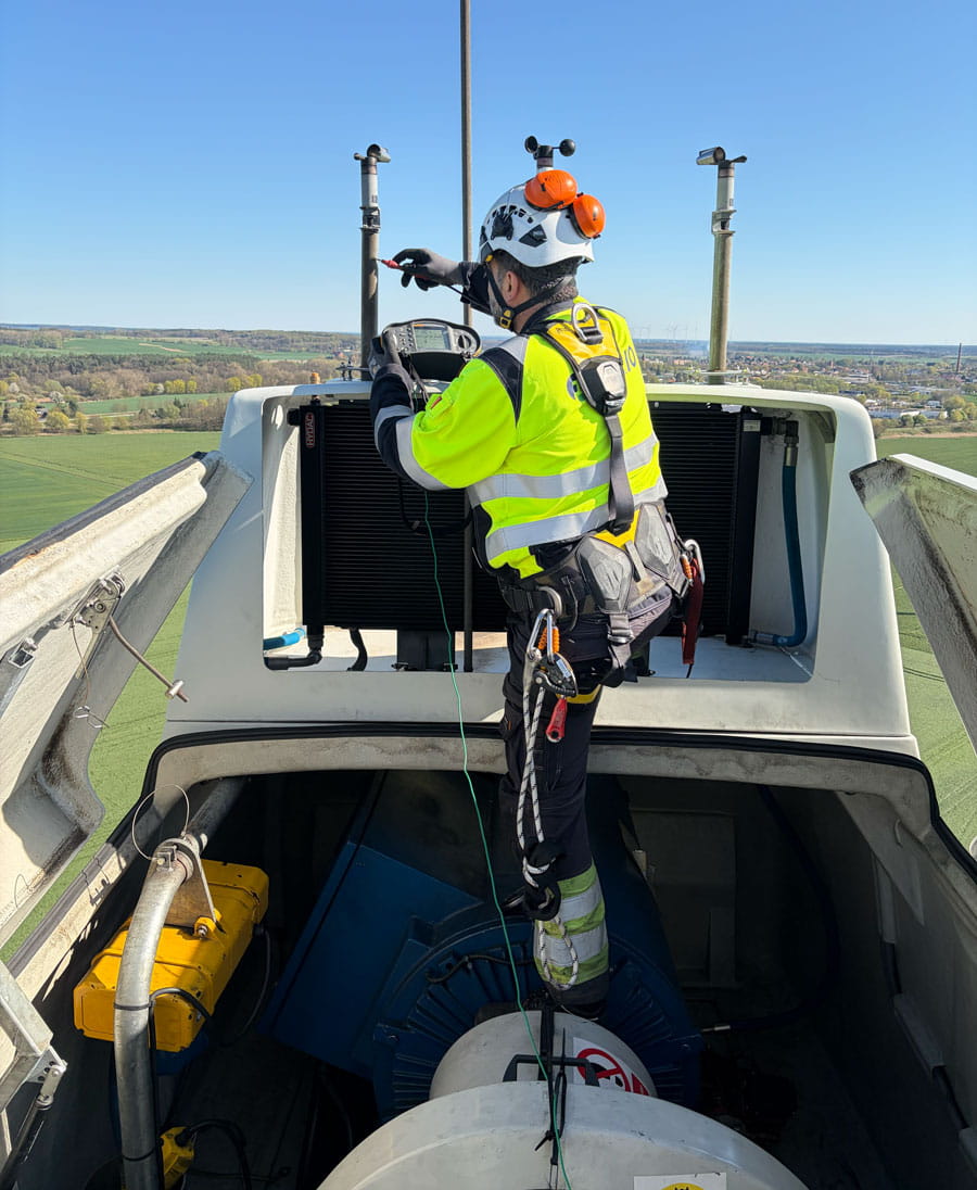 FARIO-Mitarbeiter auf einer Windkraftanlage